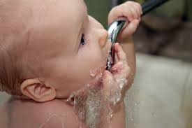 ребёнок пьет воду