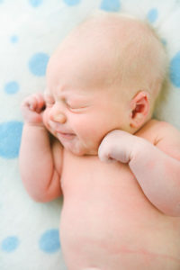 ребенок тужится